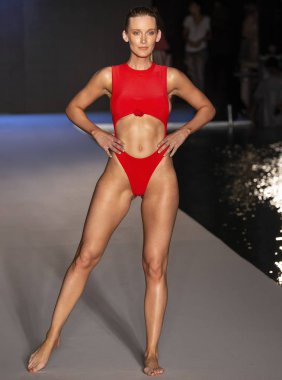 Miami Beach, Fl - 15 Temmuz 2018: Manken G Hotel South Beach adlı 2018 Sports Illustrated mayo gösterisi sırasında Miami hafta yüzmek için pist yürür