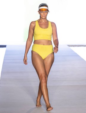 Miami Beach, Fl - 15 Temmuz 2018: Manken G Hotel South Beach adlı 2018 Sports Illustrated mayo gösterisi sırasında Miami hafta yüzmek için pist yürür