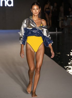 Miami Beach, Fl - 15 Temmuz 2018: Manken G Hotel South Beach adlı 2018 Sports Illustrated mayo gösterisi sırasında Miami hafta yüzmek için pist yürür