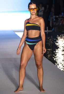 Miami Beach, Fl - 15 Temmuz 2018: Manken G Hotel South Beach adlı 2018 Sports Illustrated mayo gösterisi sırasında Miami hafta yüzmek için pist yürür