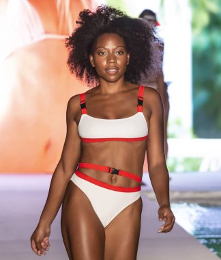 Miami Beach, Fl - 15 Temmuz 2018: Manken G Hotel South Beach adlı 2018 Sports Illustrated mayo gösterisi sırasında Miami hafta yüzmek için pist yürür