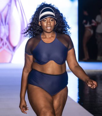 Miami Beach, Fl - 15 Temmuz 2018: Manken G Hotel South Beach adlı 2018 Sports Illustrated mayo gösterisi sırasında Miami hafta yüzmek için pist yürür