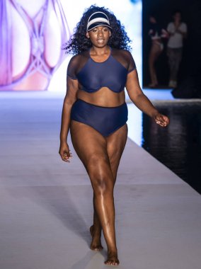 Miami Beach, Fl - 15 Temmuz 2018: Manken G Hotel South Beach adlı 2018 Sports Illustrated mayo gösterisi sırasında Miami hafta yüzmek için pist yürür