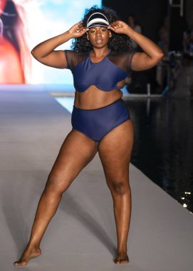 Miami Beach, Fl - 15 Temmuz 2018: Manken G Hotel South Beach adlı 2018 Sports Illustrated mayo gösterisi sırasında Miami hafta yüzmek için pist yürür