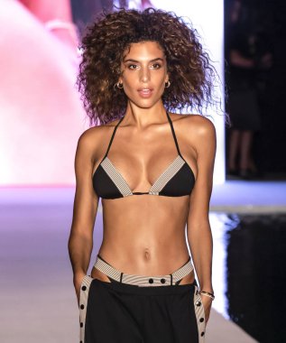 Miami Beach, Fl - 15 Temmuz 2018: Manken G Hotel South Beach adlı 2018 Sports Illustrated mayo gösterisi sırasında Miami hafta yüzmek için pist yürür