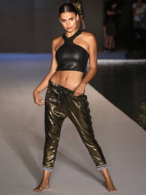 Miami Beach, Fl - 15 Temmuz 2018: Manken G Hotel South Beach adlı 2018 Sports Illustrated mayo gösterisi sırasında Miami hafta yüzmek için pist yürür