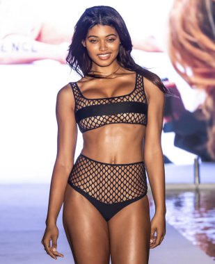 Miami Beach, Fl - 15 Temmuz 2018: Manken G Hotel South Beach adlı 2018 Sports Illustrated mayo gösterisi sırasında Miami hafta yüzmek için pist yürür