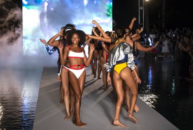 Miami Beach, Fl - 15 Temmuz 2018: G Hotel South Beach adlı 2018 Sports Illustrated mayo gösterisi sırasında Miami hafta yüzmek için pist modelleri yürümek