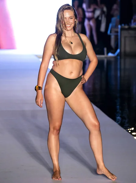 Miami Beach July 2018 Model Walks Runway 2018 Sports Illustrated — Stock Photo, Image