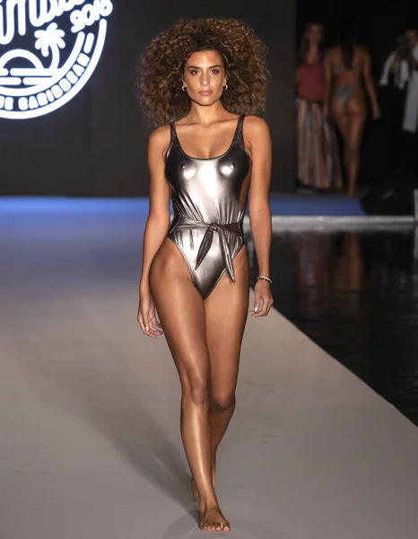 Miami Beach Julho 2018 Modelo Caminha Passarela Para Show Sports — Fotografia de Stock