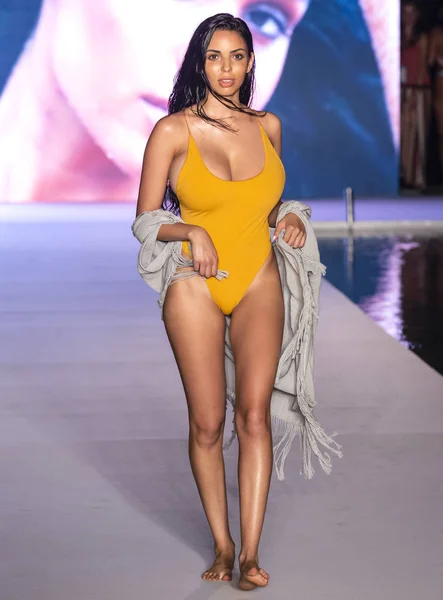 Miami Beach Julio 2018 Una Modelo Camina Por Pasarela Para — Foto de Stock