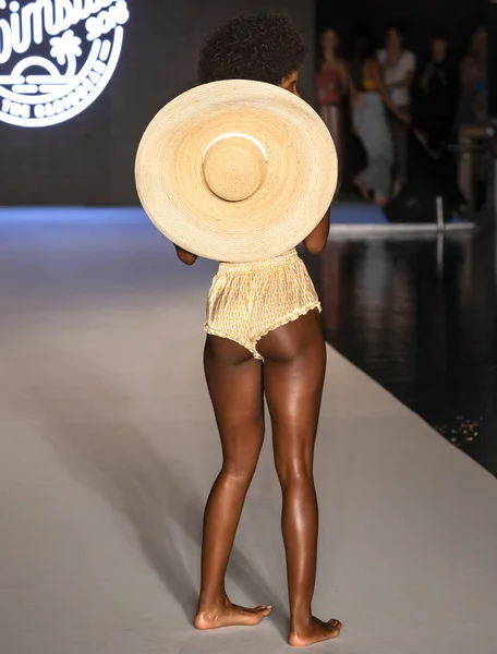 Miami Beach Julho 2018 Modelo Caminha Passarela Para Show Sports — Fotografia de Stock