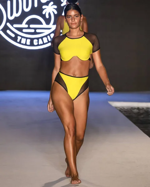 Miami Beach Julio 2018 Una Modelo Camina Por Pasarela Para — Foto de Stock