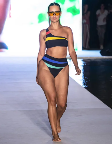 Miami Beach Julio 2018 Una Modelo Camina Por Pasarela Para — Foto de Stock