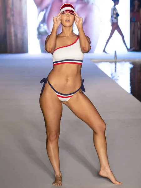 Miami Beach July 2018 Model Walks Runway 2018 Sports Illustrated — Stock Photo, Image