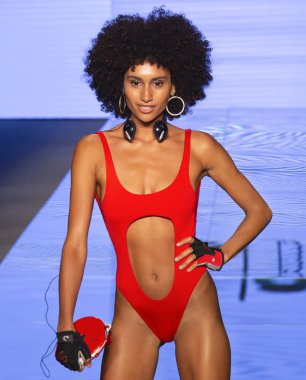 Miami Beach, Fl - 12 Temmuz 2018: Manken Paraiso Moda Fuarı'nda Paraiso çadır sırasında Monica Hansen koleksiyonu pist yürür