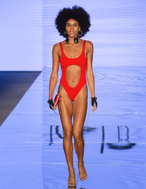 Miami Beach, Fl - 12 Temmuz 2018: Manken Paraiso Moda Fuarı'nda Paraiso çadır sırasında Monica Hansen koleksiyonu pist yürür