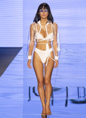 Miami Beach, Fl - 12 Temmuz 2018: Manken Paraiso Moda Fuarı'nda Paraiso çadır sırasında Monica Hansen koleksiyonu pist yürür