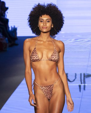 Miami Beach, Fl - 12 Temmuz 2018: Manken Paraiso Moda Fuarı'nda Paraiso çadır sırasında Monica Hansen koleksiyonu pist yürür