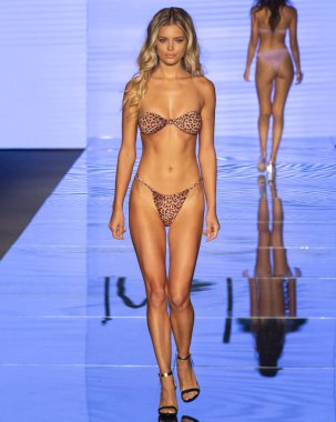 Miami Beach, Fl - 12 Temmuz 2018: Manken Paraiso Moda Fuarı'nda Paraiso çadır sırasında Monica Hansen koleksiyonu pist yürür