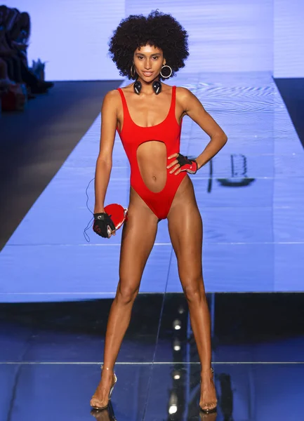 Miami Beach Julho 2018 Modelo Caminha Passarela Coleção Monica Hansen — Fotografia de Stock