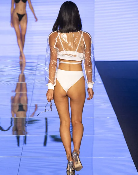 Miami Beach July 2018 Model Walks Runway Monica Hansen Collection — Stock Photo, Image