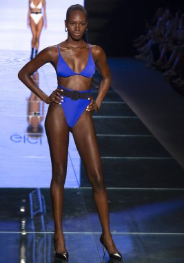 Miami Beach, Fl - 14 Temmuz 2018: Manken Paraiso Moda Fuarı'nda Paraiso çadır sırasında Gigi C bikini koleksiyonu pist yürür