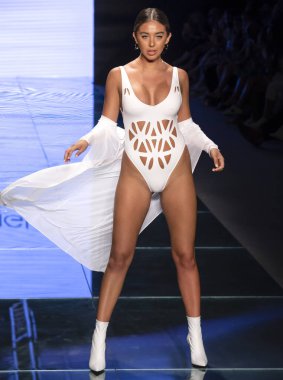 Miami Beach, Fl - 14 Temmuz 2018: Manken Paraiso Moda Fuarı'nda Paraiso çadır sırasında Gigi C bikini koleksiyonu pist yürür