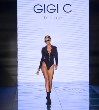 Miami Beach, Fl - 14 Temmuz 2018: Manken Paraiso Moda Fuarı'nda Paraiso çadır sırasında Gigi C bikini koleksiyonu pist yürür