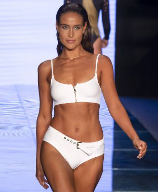 Miami Beach, Fl - 14 Temmuz 2018: Manken Paraiso Moda Fuarı'nda Paraiso çadır sırasında Gigi C bikini koleksiyonu pist yürür