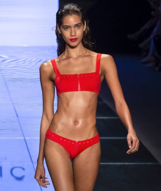 Miami Beach, Fl - 14 Temmuz 2018: Manken Paraiso Moda Fuarı'nda Paraiso çadır sırasında Gigi C bikini koleksiyonu pist yürür