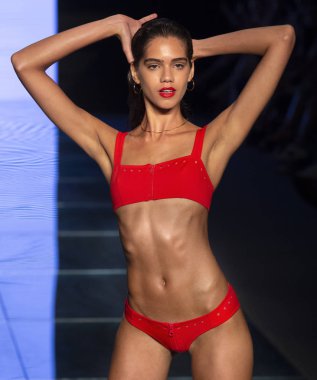 Miami Beach, Fl - 14 Temmuz 2018: Manken Paraiso Moda Fuarı'nda Paraiso çadır sırasında Gigi C bikini koleksiyonu pist yürür