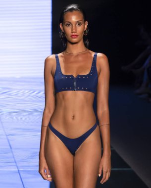 Miami Beach, Fl - 14 Temmuz 2018: Manken Paraiso Moda Fuarı'nda Paraiso çadır sırasında Gigi C bikini koleksiyonu pist yürür