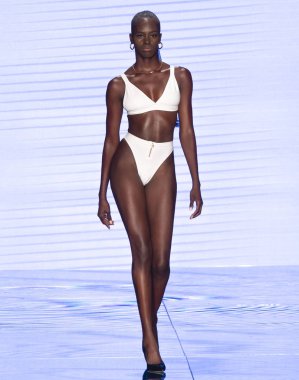 Miami Beach, Fl - 14 Temmuz 2018: Manken Paraiso Moda Fuarı'nda Paraiso çadır sırasında Gigi C bikini koleksiyonu pist yürür