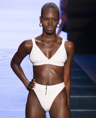 Miami Beach, Fl - 14 Temmuz 2018: Manken Paraiso Moda Fuarı'nda Paraiso çadır sırasında Gigi C bikini koleksiyonu pist yürür