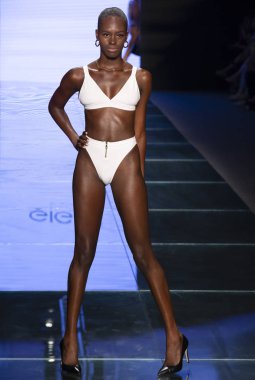 Miami Beach, Fl - 14 Temmuz 2018: Manken Paraiso Moda Fuarı'nda Paraiso çadır sırasında Gigi C bikini koleksiyonu pist yürür