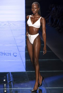 Miami Beach, Fl - 14 Temmuz 2018: Manken Paraiso Moda Fuarı'nda Paraiso çadır sırasında Gigi C bikini koleksiyonu pist yürür