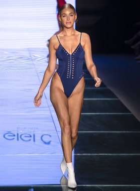 Miami Beach, Fl - 14 Temmuz 2018: Manken Paraiso Moda Fuarı'nda Paraiso çadır sırasında Gigi C bikini koleksiyonu pist yürür