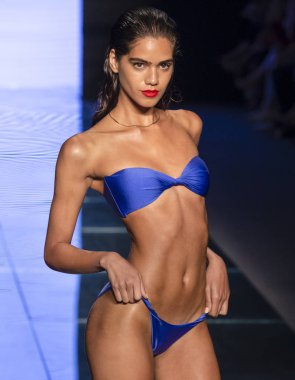 Miami Beach, Fl - 14 Temmuz 2018: Manken Paraiso Moda Fuarı'nda Paraiso çadır sırasında Gigi C bikini koleksiyonu pist yürür