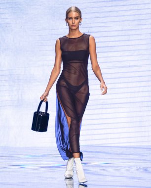 Miami Beach, Fl - 14 Temmuz 2018: Manken Paraiso Moda Fuarı'nda Paraiso çadır sırasında Gigi C bikini koleksiyonu pist yürür