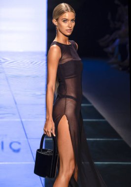 Miami Beach, Fl - 14 Temmuz 2018: Manken Paraiso Moda Fuarı'nda Paraiso çadır sırasında Gigi C bikini koleksiyonu pist yürür