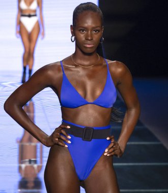 Miami Beach, Fl - 14 Temmuz 2018: Manken Paraiso Moda Fuarı'nda Paraiso çadır sırasında Gigi C bikini koleksiyonu pist yürür