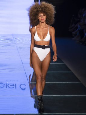 Miami Beach, Fl - 14 Temmuz 2018: Manken Paraiso Moda Fuarı'nda Paraiso çadır sırasında Gigi C bikini koleksiyonu pist yürür