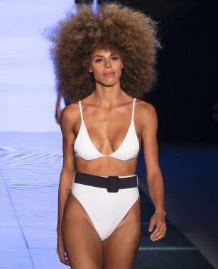 Miami Beach, Fl - 14 Temmuz 2018: Manken Paraiso Moda Fuarı'nda Paraiso çadır sırasında Gigi C bikini koleksiyonu pist yürür