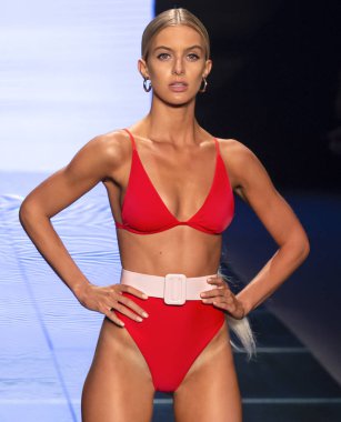 Miami Beach, Fl - 14 Temmuz 2018: Manken Paraiso Moda Fuarı'nda Paraiso çadır sırasında Gigi C bikini koleksiyonu pist yürür