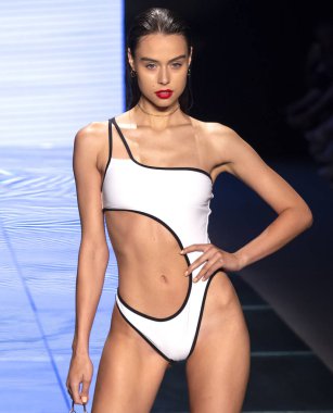 Miami Beach, Fl - 14 Temmuz 2018: Manken Paraiso Moda Fuarı'nda Paraiso çadır sırasında Gigi C bikini koleksiyonu pist yürür