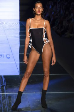 Miami Beach, Fl - 14 Temmuz 2018: Manken Paraiso Moda Fuarı'nda Paraiso çadır sırasında Gigi C bikini koleksiyonu pist yürür