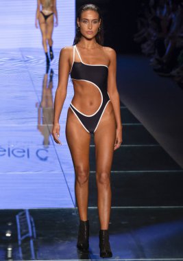 Miami Beach, Fl - 14 Temmuz 2018: Manken Paraiso Moda Fuarı'nda Paraiso çadır sırasında Gigi C bikini koleksiyonu pist yürür