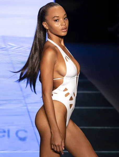 Miami Beach Julho 2018 Modelo Caminha Pista Coleção Gigi Bikinis — Fotografia de Stock
