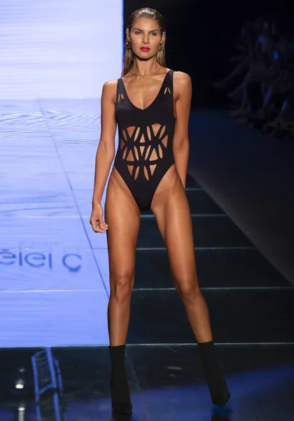 Miami Beach July 2018 Model Walks Runway Gigi Bikinis Collection — Stock Photo, Image